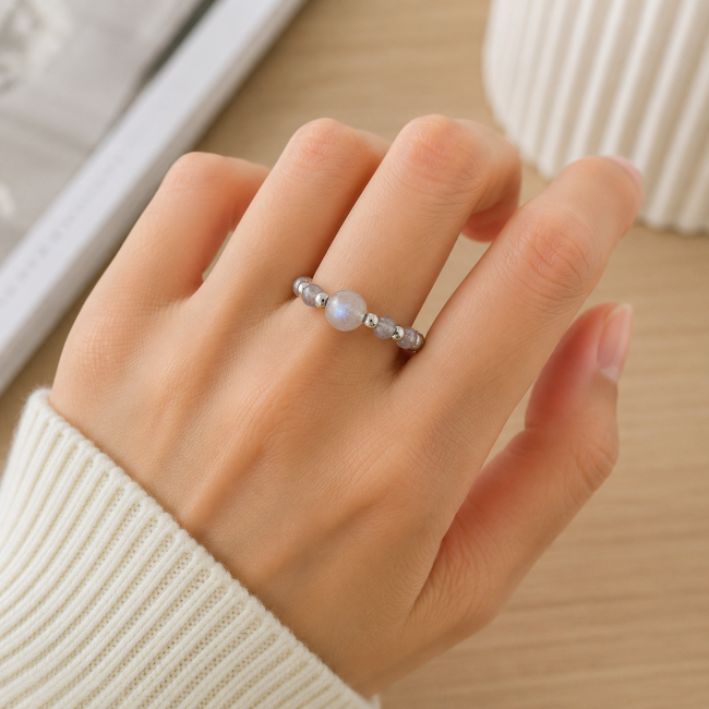 Alba Edelstein Ring – Elastischer Kugelring & Versilberter Edelstahl