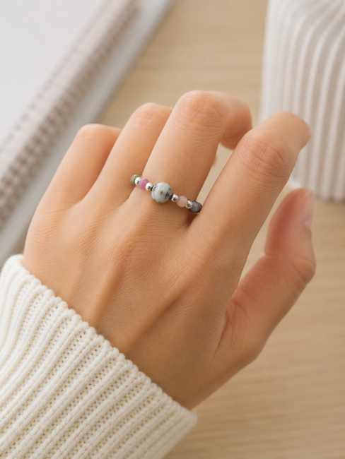 Alba Edelstein Ring – Elastischer Kugelring & Versilberter Edelstahl