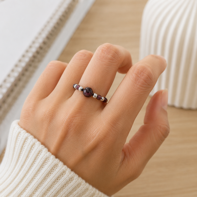 Alba Edelstein Ring – Elastischer Kugelring & Versilberter Edelstahl